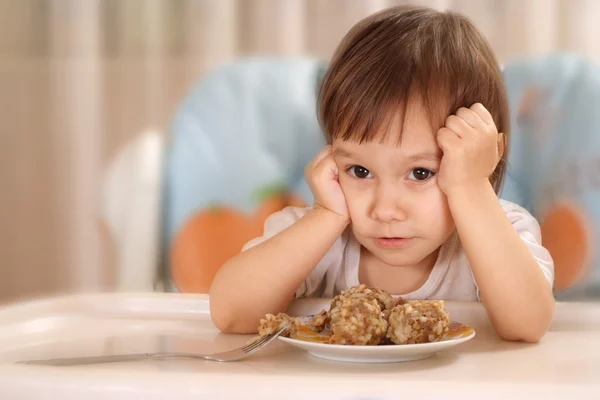 Pequeno bebê come à mesa — Fotografia de Stock