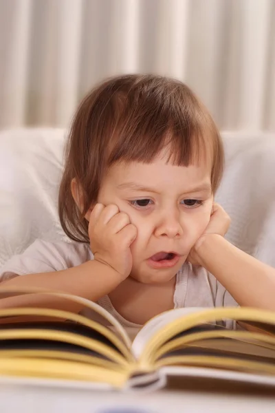 Klein meisje lezen boek — Stockfoto