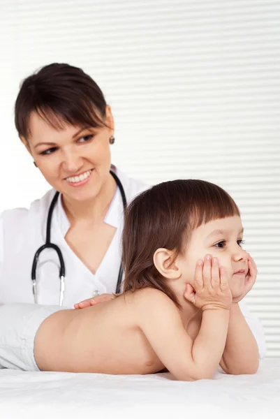 Kobieta lekarz z dzieckiem — Zdjęcie stockowe