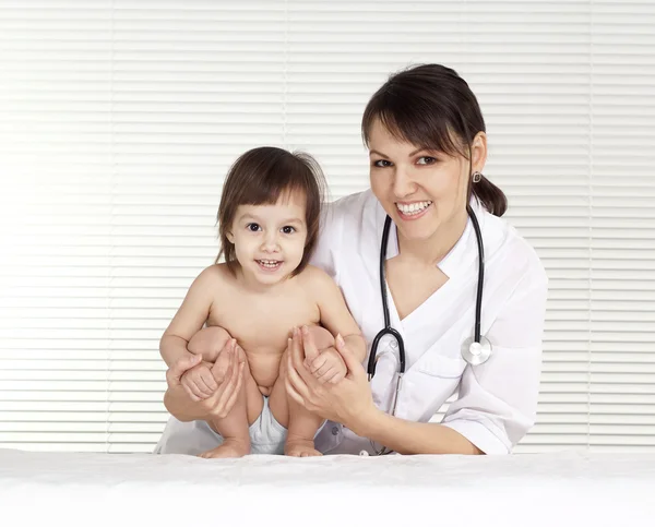 Kvinnliga läkare med barn — Stockfoto