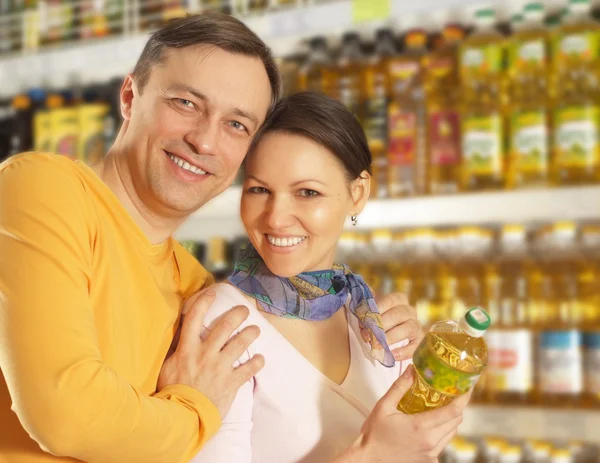 Couple chooses products in the store — Stock Photo, Image