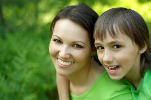 Mamma med son i park — Stockfoto