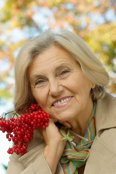 Mujer mayor en el parque de otoño — Foto de Stock