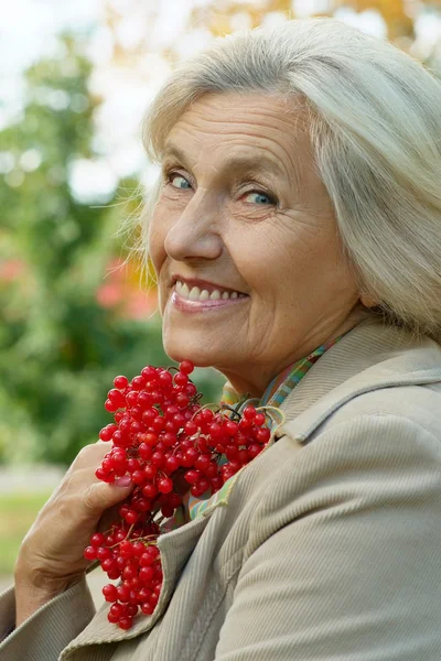 Seniorkvinne i høstparken – stockfoto