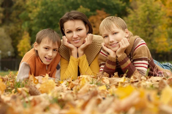 Madre e figli nel parco — Foto Stock