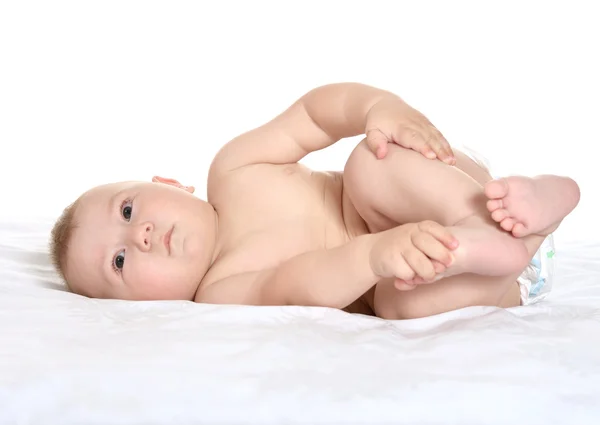 Entzückender kleiner Junge auf Decke — Stockfoto