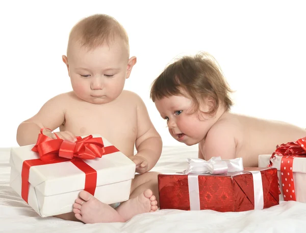 Adorables bébés avec des cadeaux — Photo