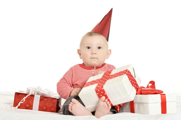 Entzückender kleiner Junge mit Geschenken — Stockfoto