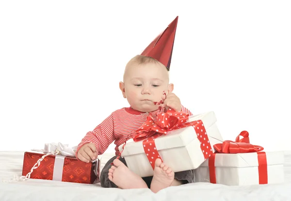 Entzückender kleiner Junge mit Geschenken — Stockfoto