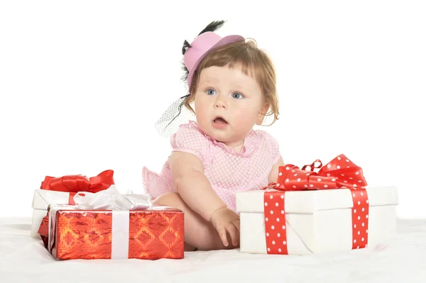 Entzückendes Baby-Mädchen mit Geschenken — Stockfoto