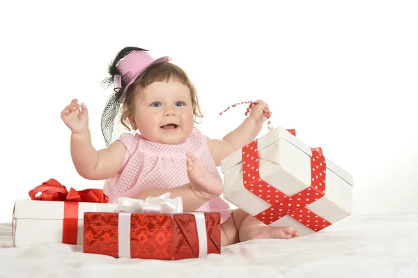 Entzückendes Baby-Mädchen mit Geschenken — Stockfoto