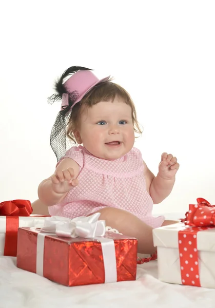 Entzückendes Baby-Mädchen mit Geschenken — Stockfoto