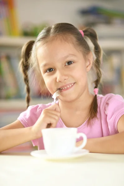 Roztomilá holčička s cup — Stock fotografie