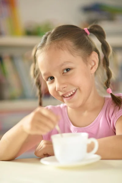 Niedliches kleines Mädchen mit Tasse — Stockfoto