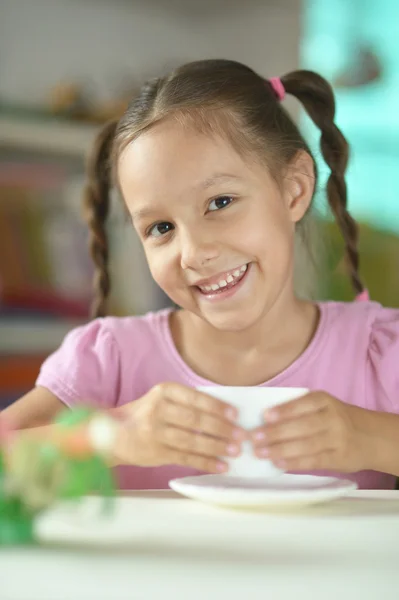 Schattig klein meisje met kop — Stockfoto