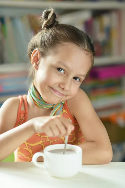 Милая маленькая девочка с чашкой — стоковое фото