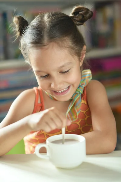 Niedliches kleines Mädchen mit Tasse — Stockfoto