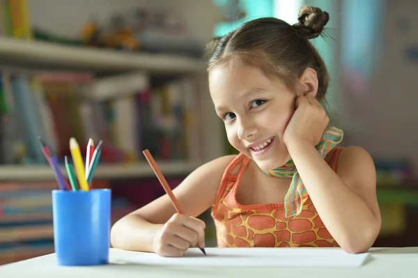 Kislány rajzol otthon. — Stock Fotó