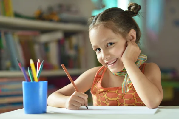 Ragazzina disegno a casa — Foto Stock