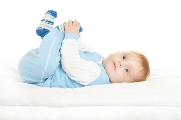 Entzückender kleiner Junge auf Decke — Stockfoto