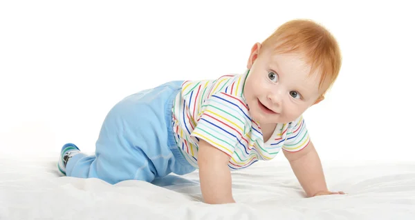 Entzückender kleiner Junge auf Decke — Stockfoto