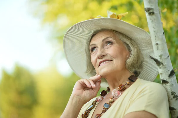 Seniorenvrouw in zomerpark — Stockfoto