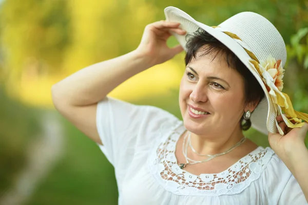 Senhora desfrutando de verão ao ar livre — Fotografia de Stock