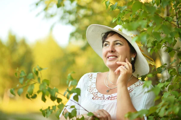 Dama disfrutando de verano al aire libre — Foto de Stock