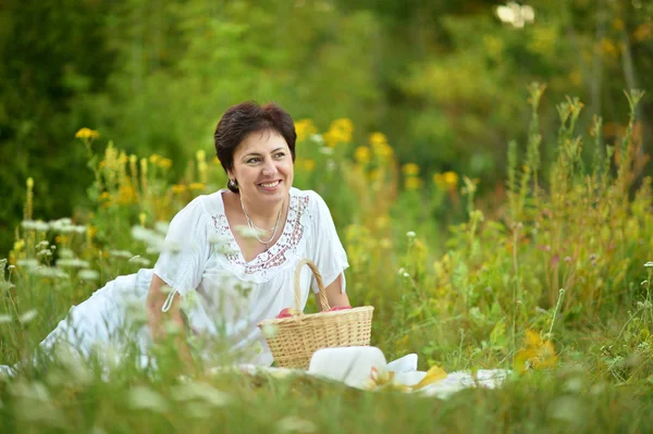 Ευτυχισμένη γυναίκα πρεσβύτερος που ακουμπά σε χόρτο — Φωτογραφία Αρχείου