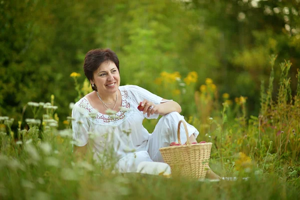 草で休んで幸せな高齢者女 — ストック写真