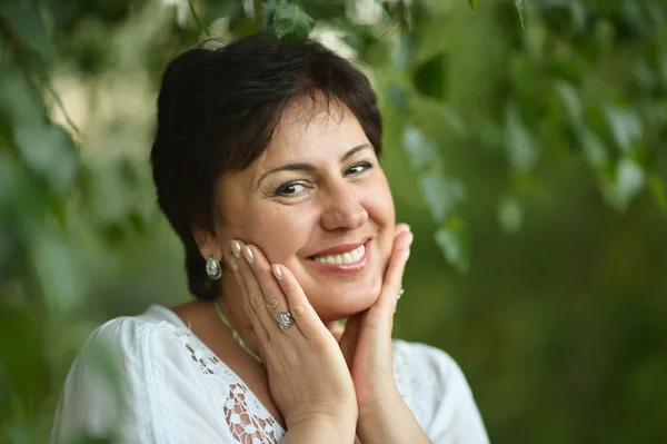 Senhora desfrutando verão — Fotografia de Stock