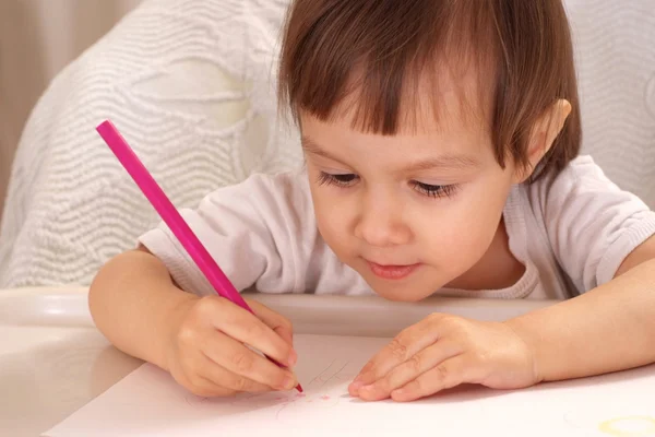 Petite fille dessin à la maison — Photo