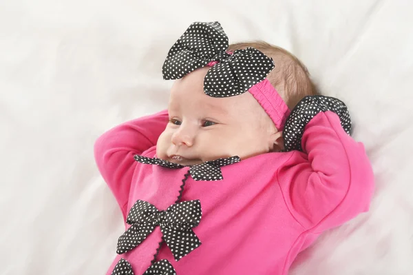 Adorável bebê menina no cobertor — Fotografia de Stock