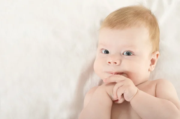 Adorable bebé niño en manta — Foto de Stock