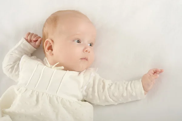 Baby flicka på filt — Stockfoto