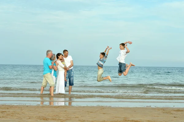 Familia feliz en la playa — Foto de Stock