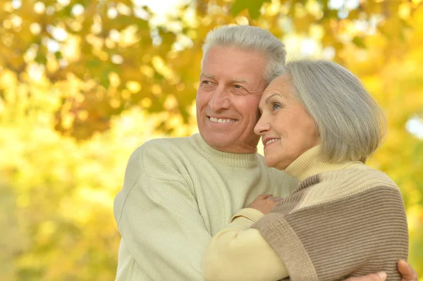 Coppia Senior nel parco autunnale — Foto Stock