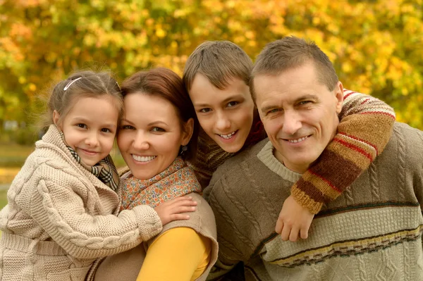 Familia feliz en bosque de otoño — Foto de Stock