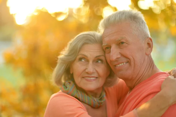 Pareja mayor en el parque de otoño — Foto de Stock