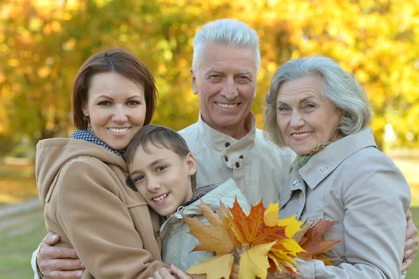 Famiglia nel parco autunnale — Foto Stock