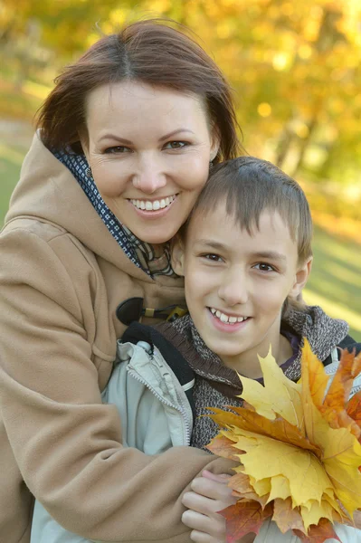 Мать с мальчиком в осеннем парке — стоковое фото