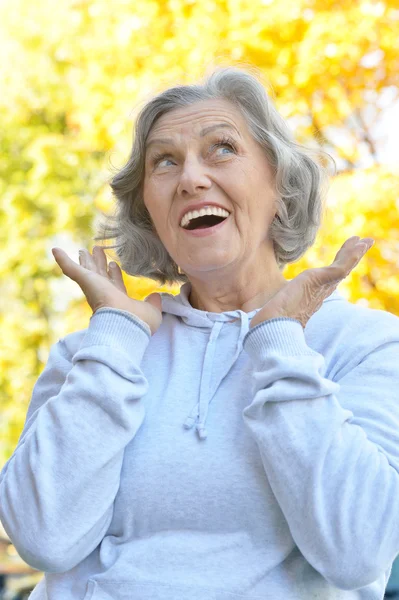 Senior kvinna i höstparken — Stockfoto