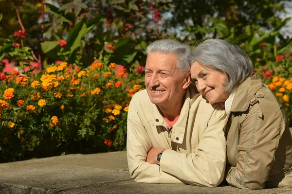 Parejas maduras en el parque de otoño — Foto de Stock