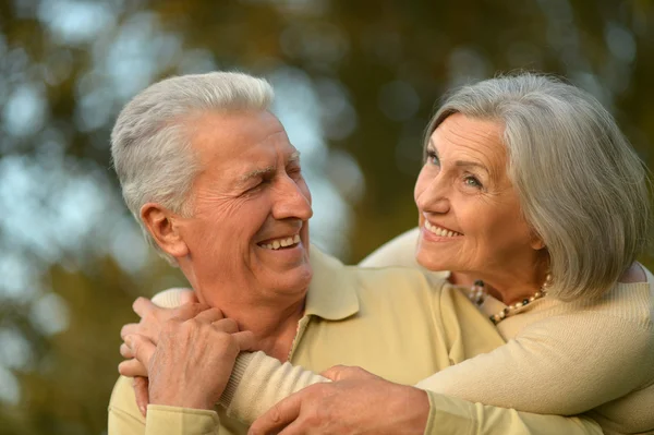 Pareja madura en el parque de verano — Foto de Stock