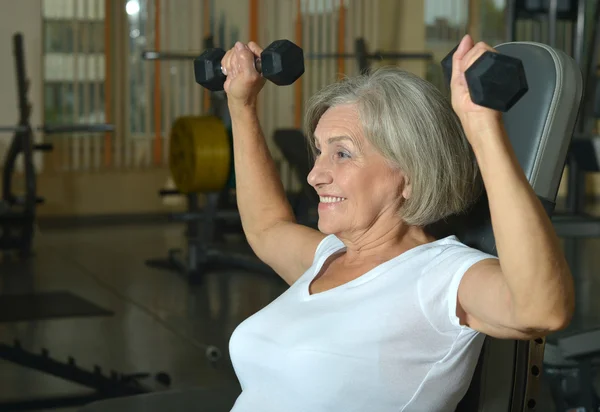 Eldre kvinne som trener i gym – stockfoto