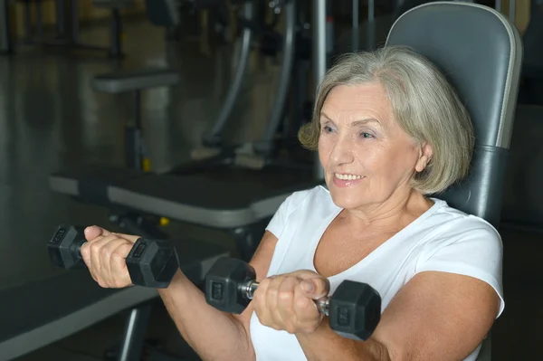 Starší žena, cvičení v tělocvičně — Stock fotografie