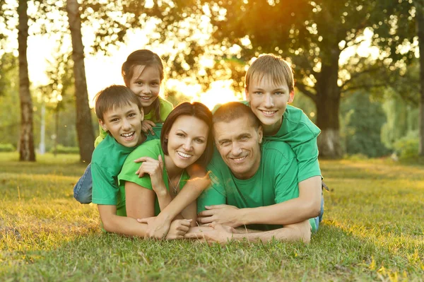 Familjen vilar i sommarparken — Stockfoto