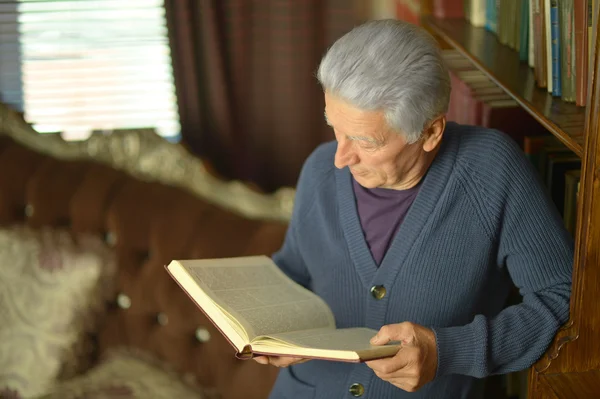 Älterer glücklicher Mann mit Buch — Stockfoto