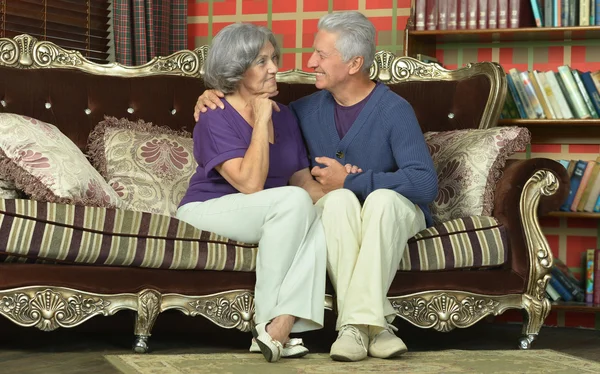 Красивая пожилая пара на диване — стоковое фото