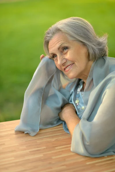 Starší žena v letním parku — Stock fotografie